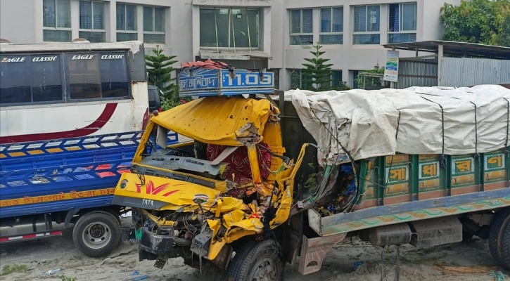 পদ্মা সেতুর এক্সপ্রেসওয়েতে ট্রাকে ট্রাকে ধাক্কা, নিহত ২